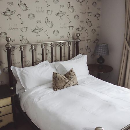 Longlands Inn & Cottages Carnforth Exteriér fotografie A bedroom at the hotel