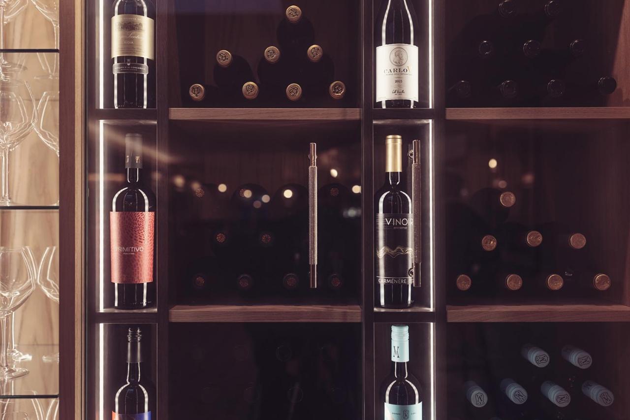Longlands Inn & Cottages Carnforth Exteriér fotografie Wine bottles in a wine rack
