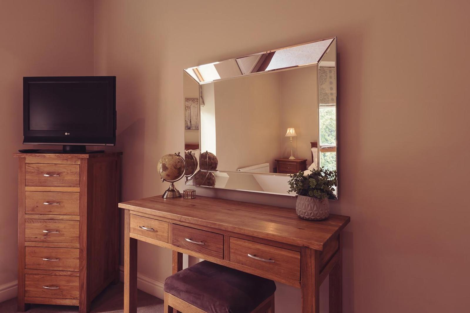 Longlands Inn & Cottages Carnforth Exteriér fotografie A dressing table with a mirror