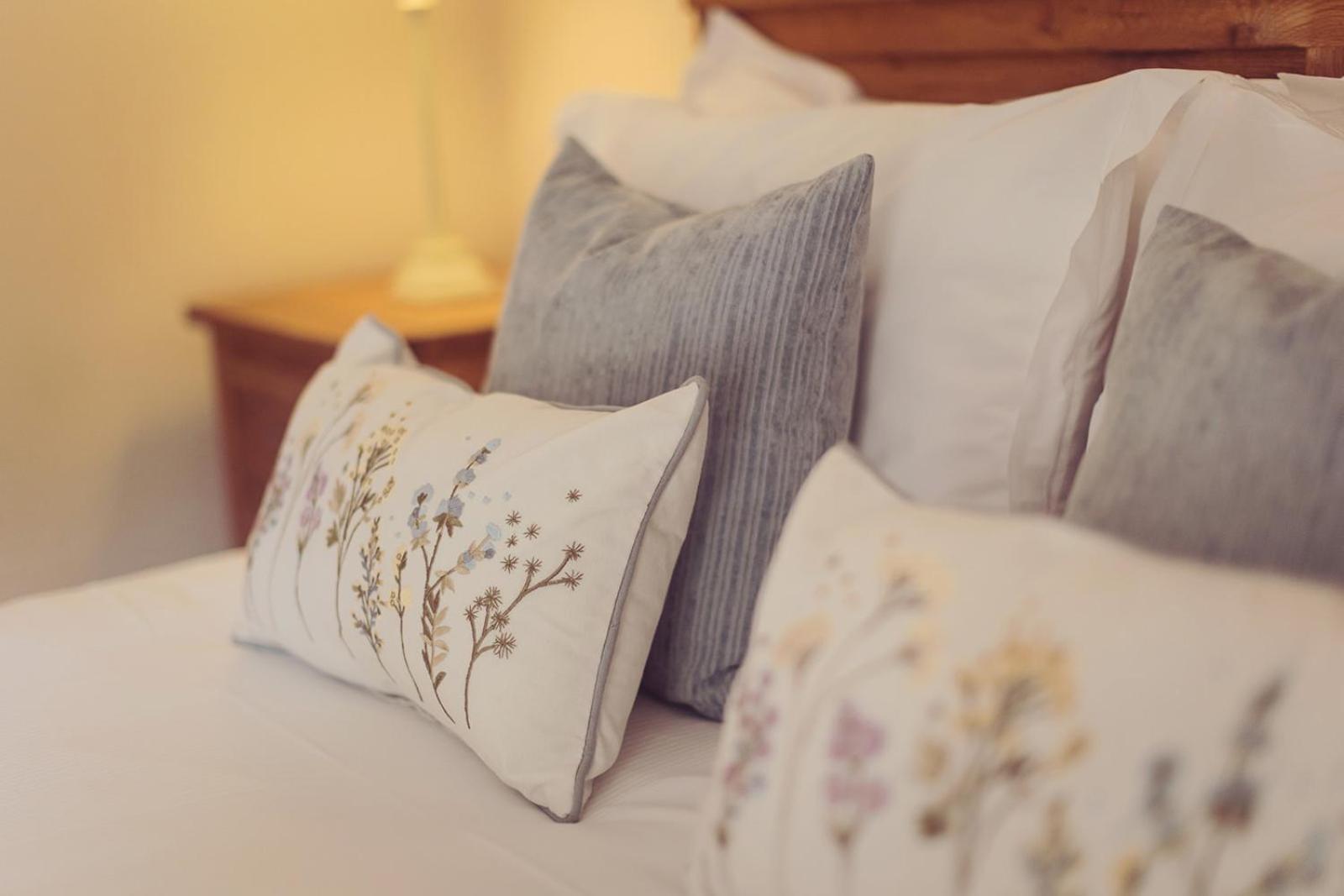 Longlands Inn & Cottages Carnforth Exteriér fotografie Pillows on a bed