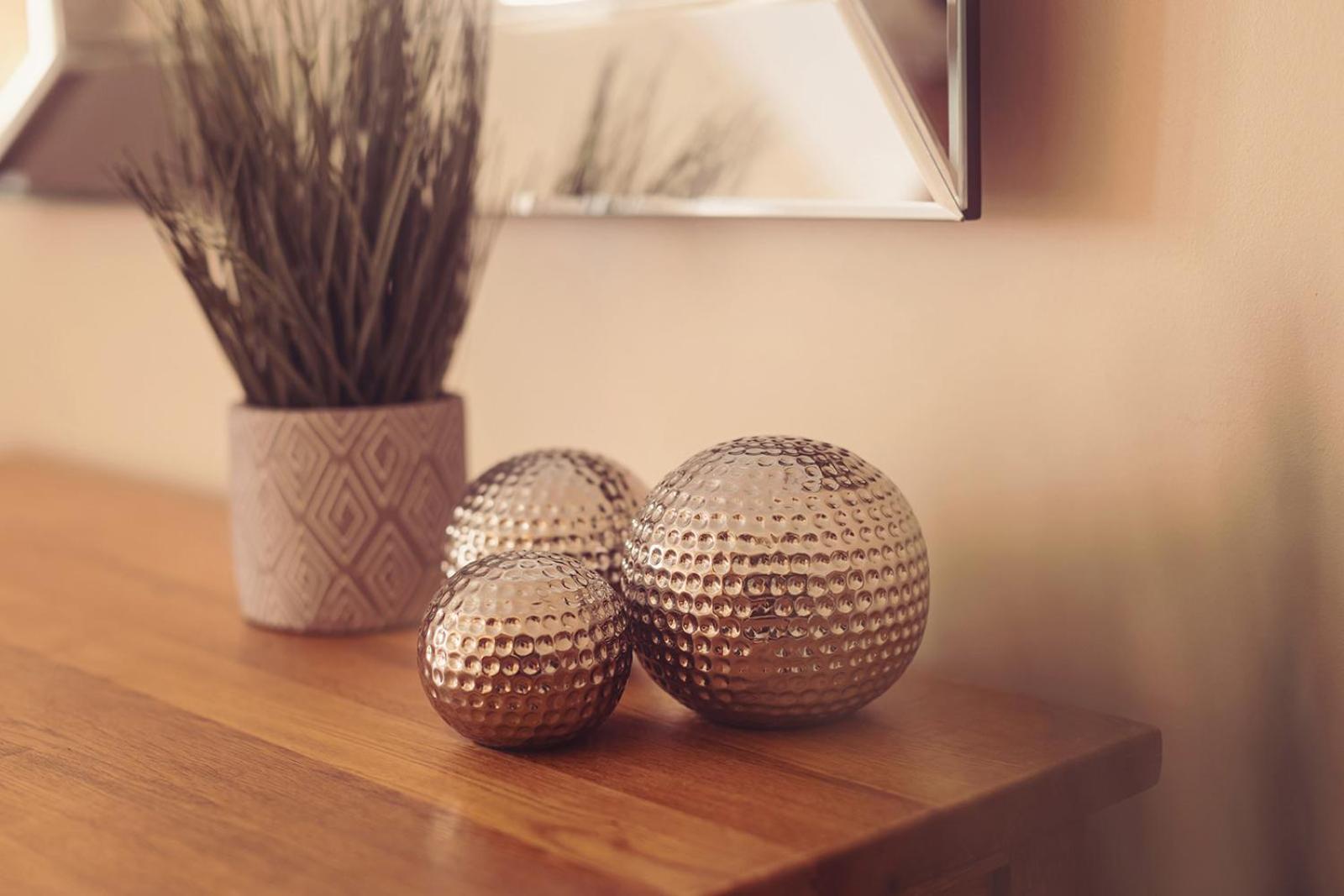 Longlands Inn & Cottages Carnforth Exteriér fotografie Orbs on a table
