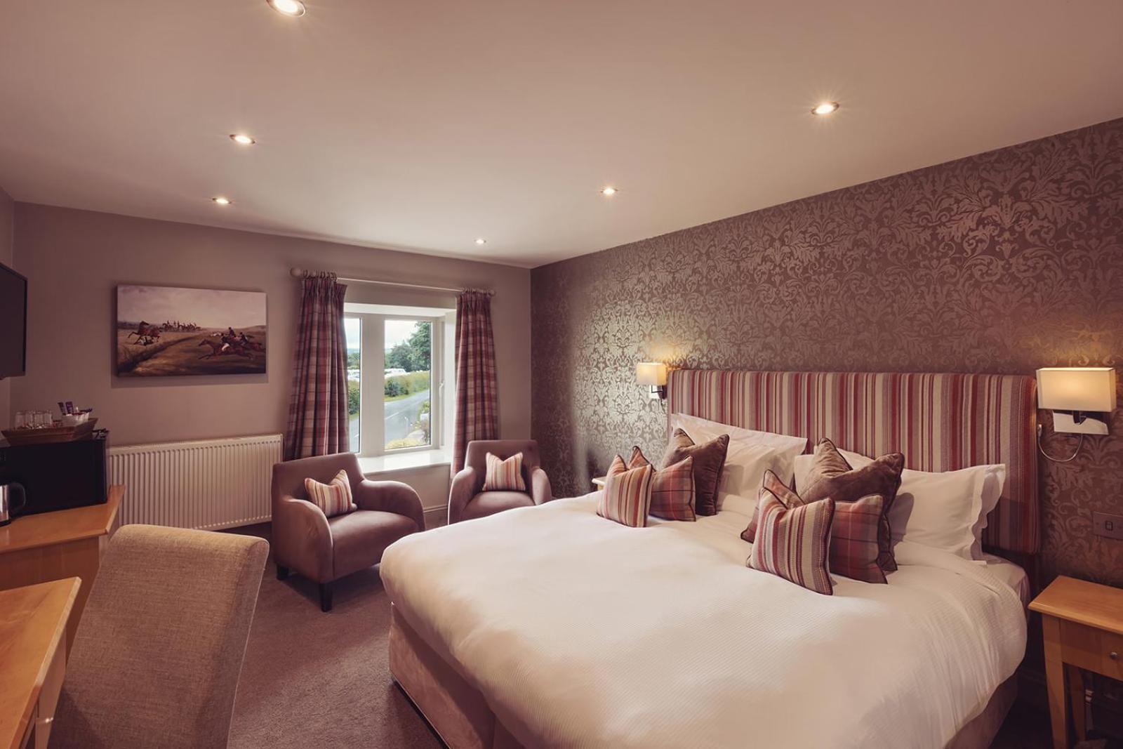 Longlands Inn & Cottages Carnforth Exteriér fotografie A bedroom at the hotel