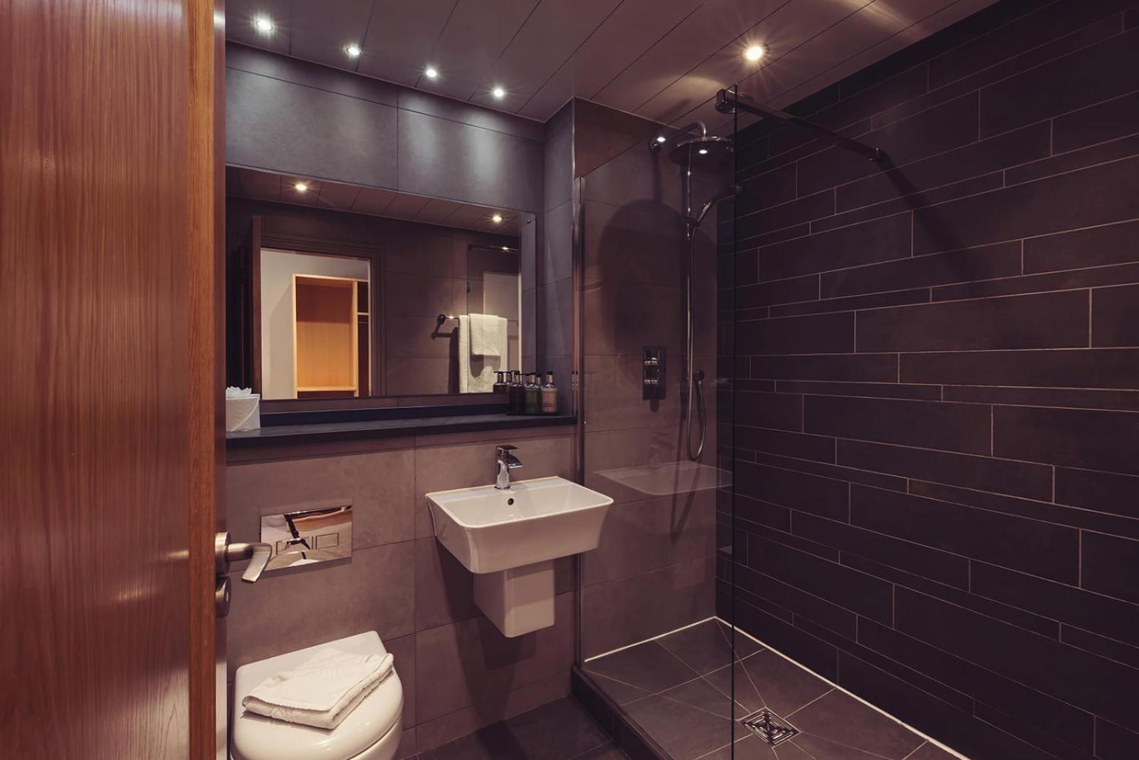 Longlands Inn & Cottages Carnforth Exteriér fotografie A wet room
