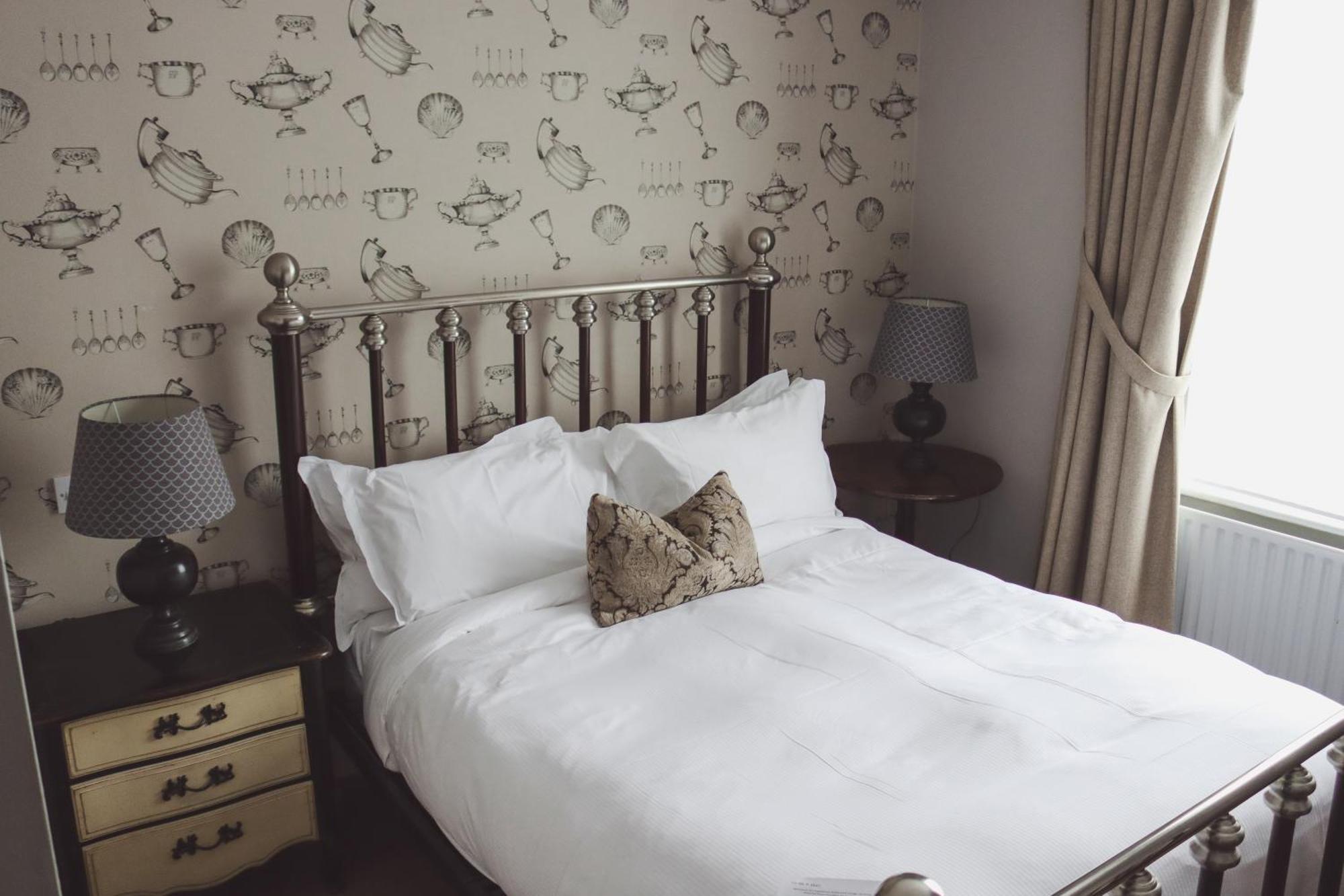 Longlands Inn & Cottages Carnforth Exteriér fotografie A bedroom at the hotel