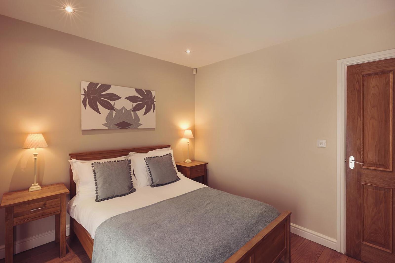 Longlands Inn & Cottages Carnforth Exteriér fotografie A bedroom at the hotel