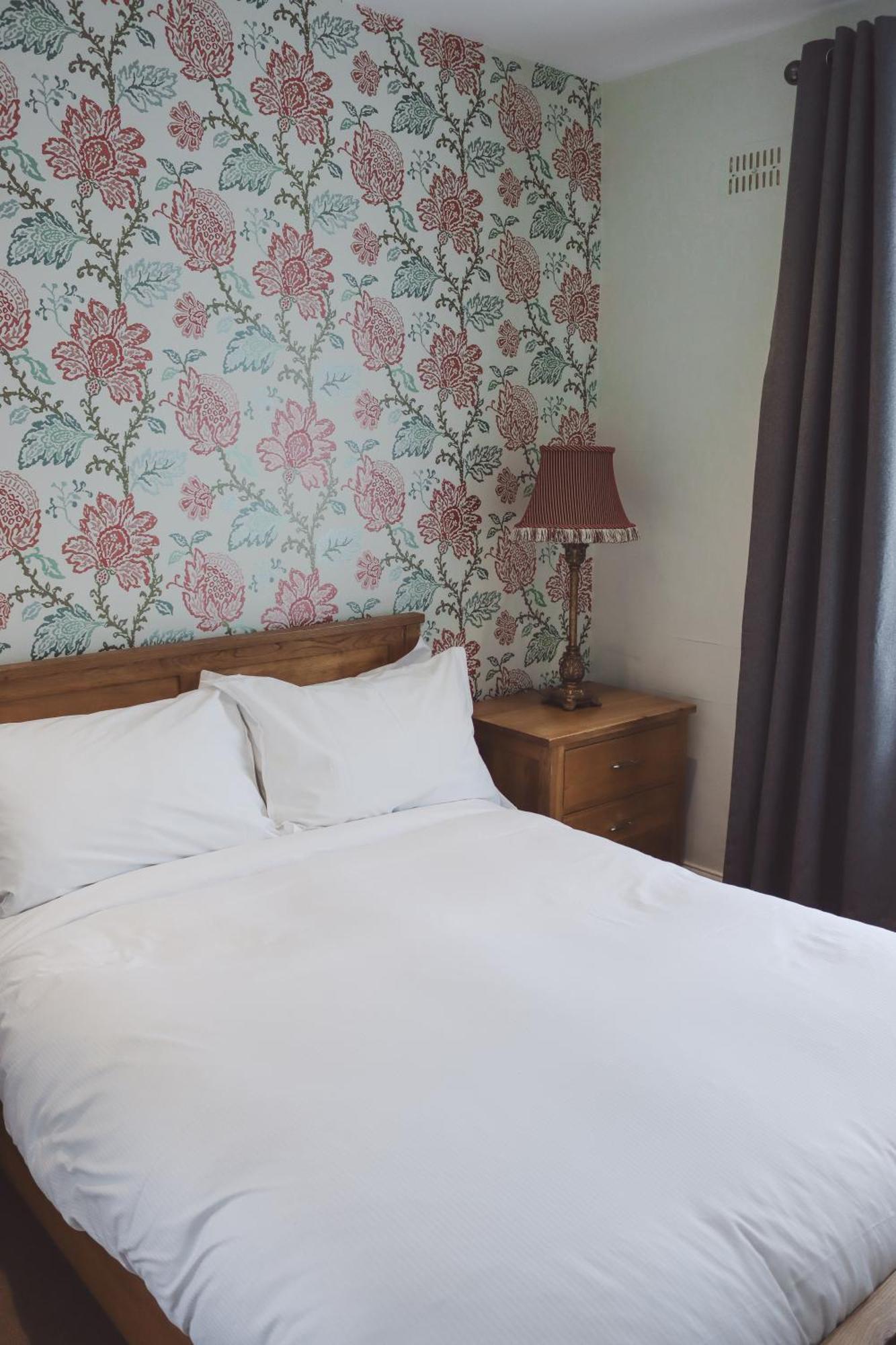 Longlands Inn & Cottages Carnforth Exteriér fotografie A bedroom at the hotel