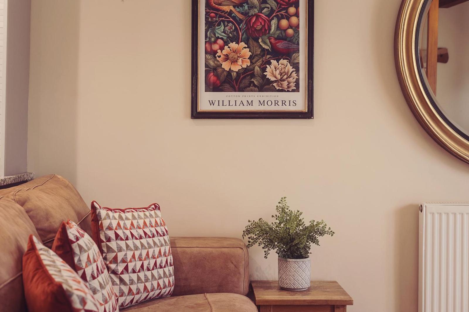 Longlands Inn & Cottages Carnforth Exteriér fotografie A William Morris print