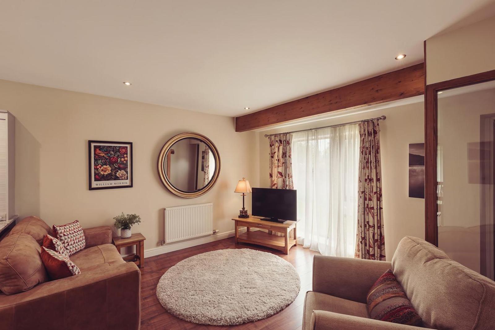 Longlands Inn & Cottages Carnforth Exteriér fotografie A living room in a typical apartment