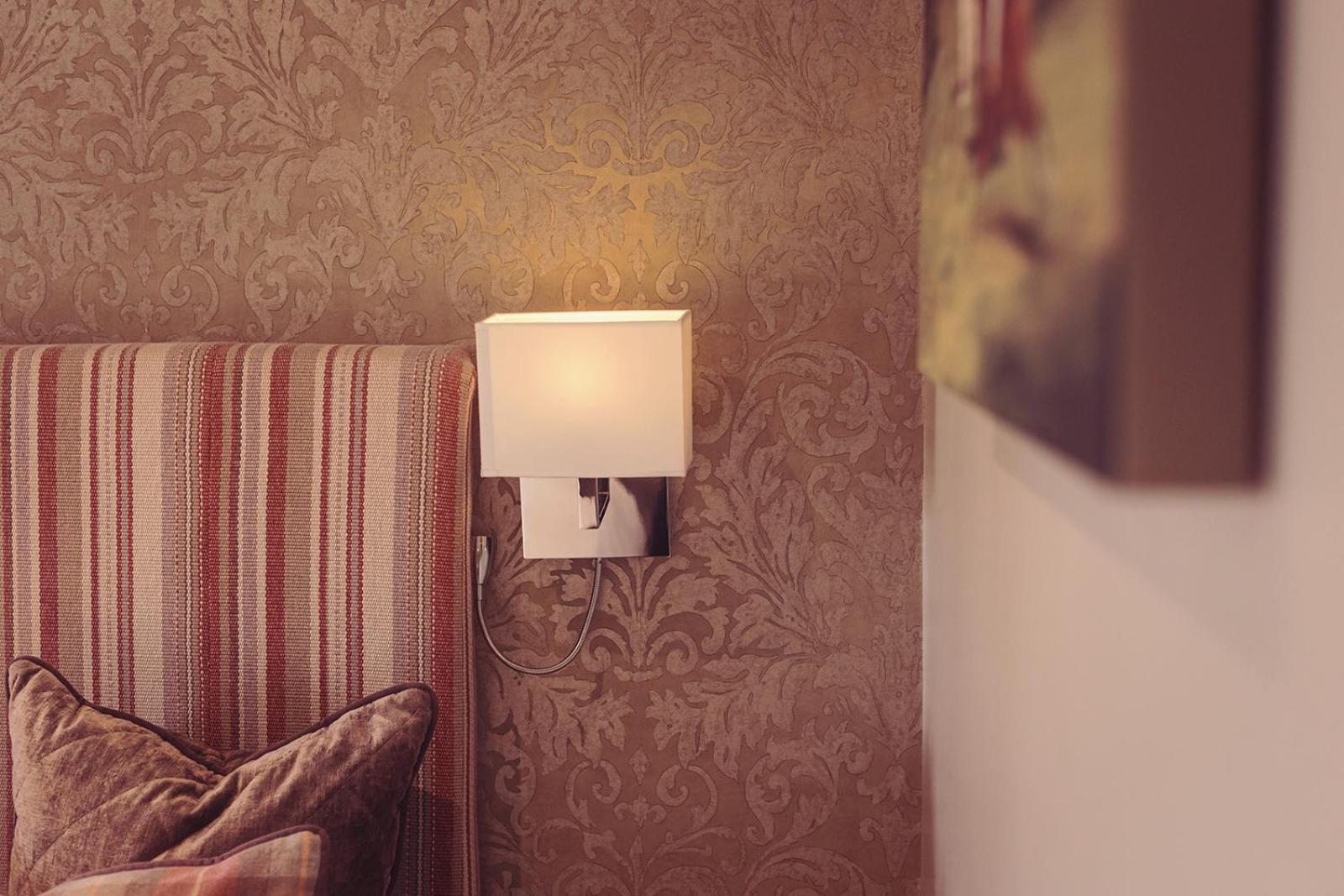 Longlands Inn & Cottages Carnforth Exteriér fotografie A wall light