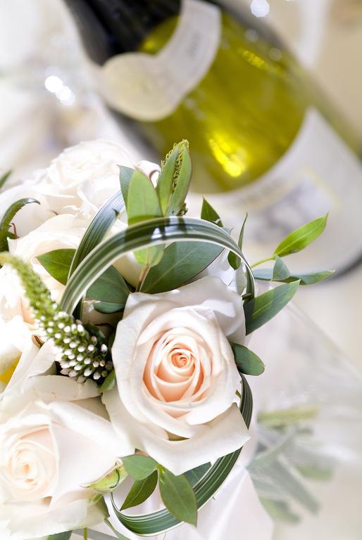 Longlands Inn & Cottages Carnforth Exteriér fotografie Wedding rings