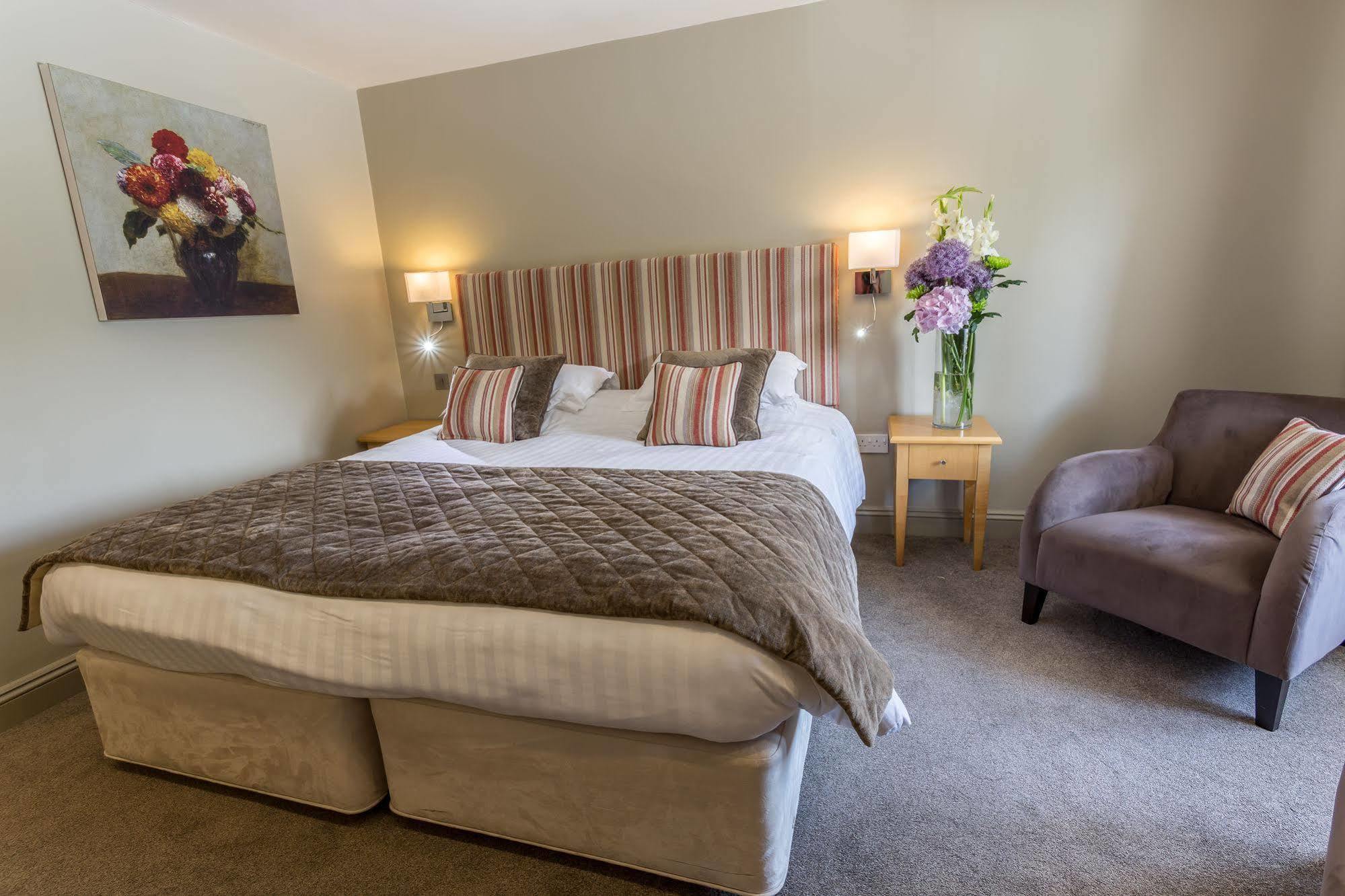Longlands Inn & Cottages Carnforth Exteriér fotografie A bedroom at the hotel