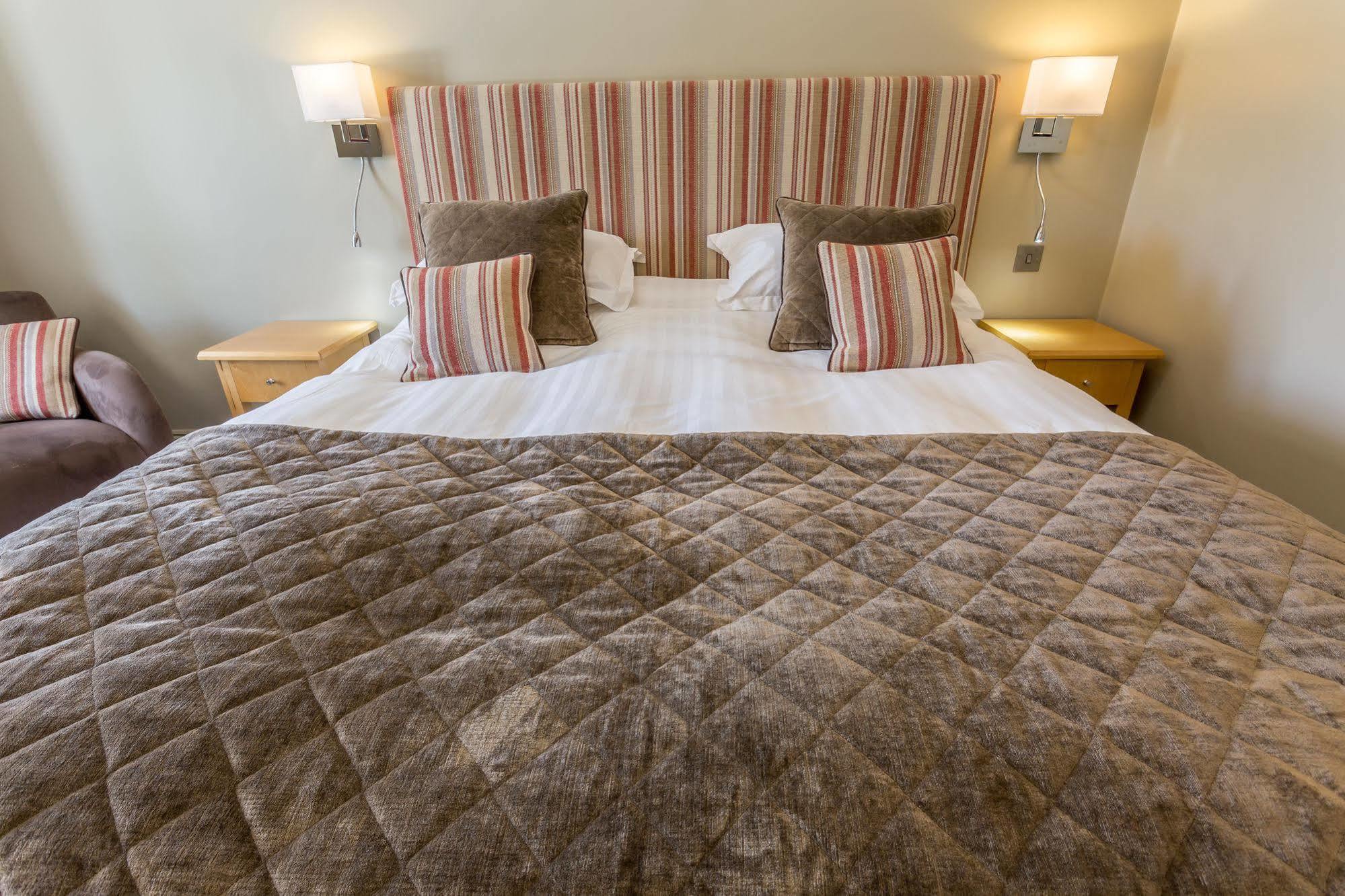Longlands Inn & Cottages Carnforth Exteriér fotografie A bed with a duvet